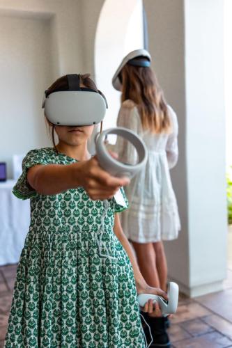 Izzi Khosid Tests the Virtual Reality Technology
